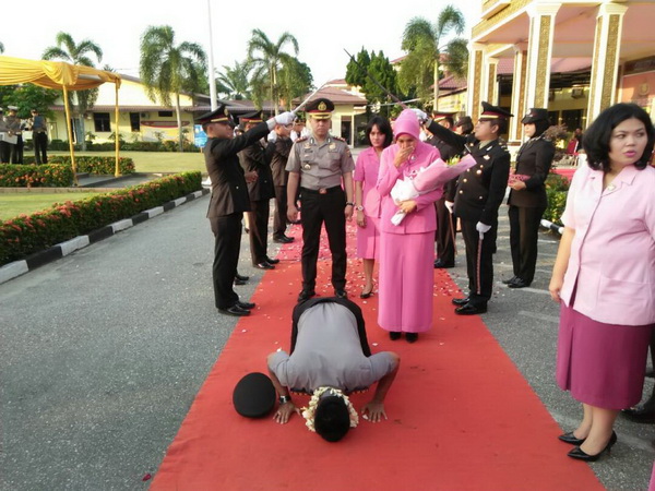 Edi Sumardi Tinggalkan Polres Kampar dengan Sujud Syukur dan Linangan Air Mata